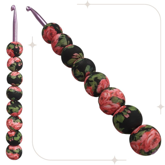 ergonomische Wollhäkelnadel mit Silikonperlen - schwarz / dunkelgrün-rote Rosen
