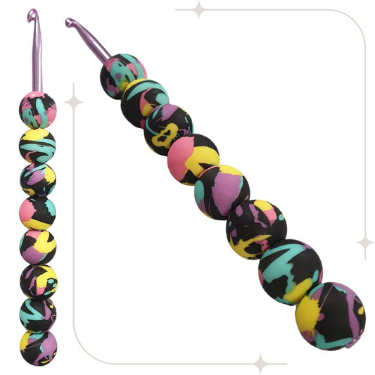ergonomische Wollhäkelnadel mit Silikonperlen - schwarz / bunte Muster