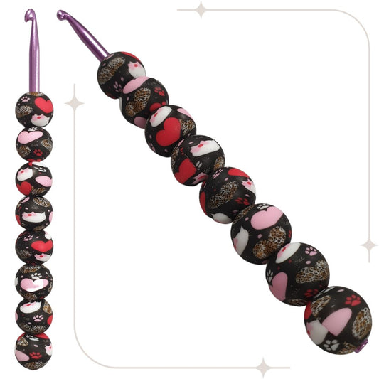 ergonomische Wollhäkelnadel mit Silikonperlen - schwarz / rosa-weiße Herzen