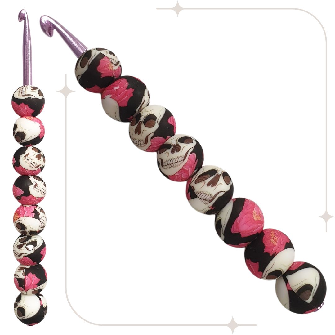 ergonomische Wollhäkelnadel mit Silikonperlen - schwarz / Rosa-Blume-Totenköpfe